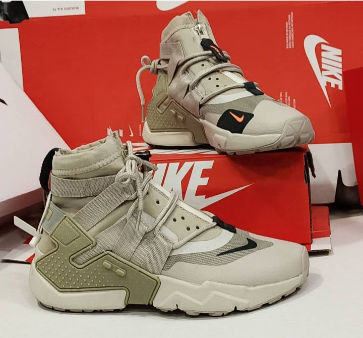 Nike Air Huarache Gripp Sneakers - Bold Design, Maximum Comfort