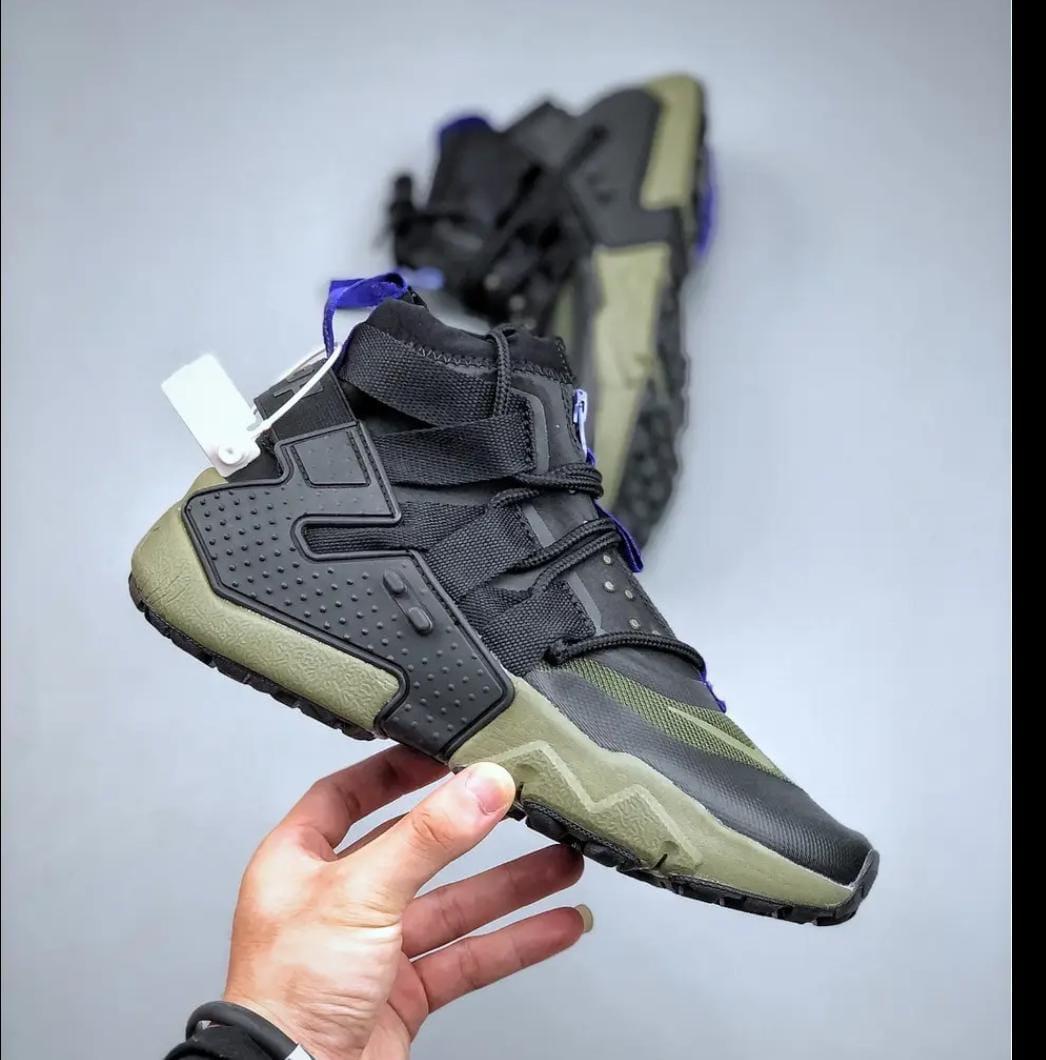 Nike Air Huarache Gripp Sneakers - Bold Design, Maximum Comfort